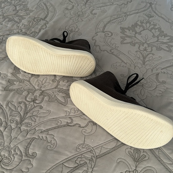 Allbirds Low Top Sneakers - Picture 4 of 9